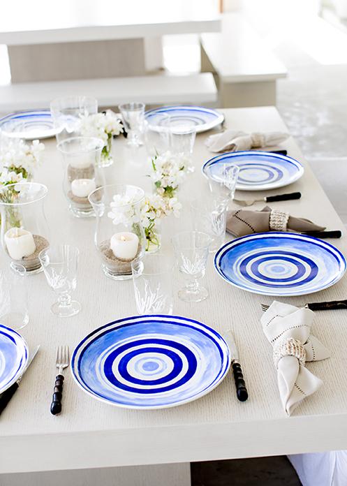 Salad bowl in fine porcelain adorned with hand-painted Maze pattern. 100% handcrafted in Greece.