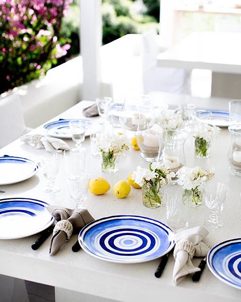 Salad bowl in fine porcelain adorned with hand-painted Maze pattern. 100% handcrafted in Greece.